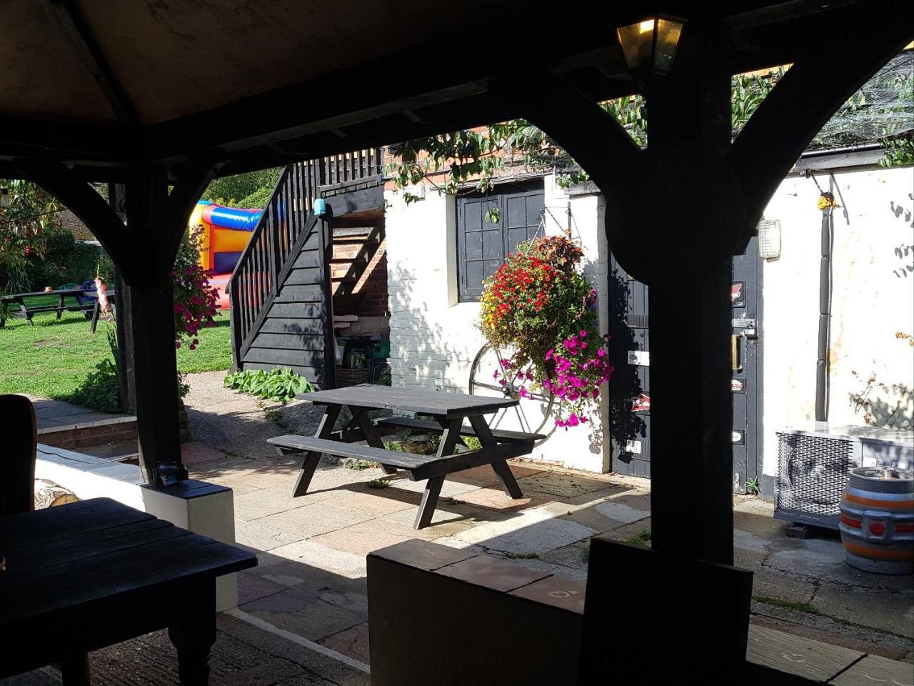 מלון The Wheatsheaf Bramley  מראה חיצוני תמונה